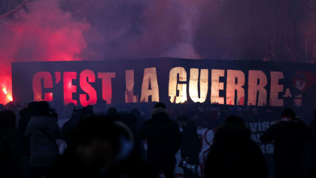 Los ultras del PSG reciben al equipo en el partido ante el Marsella