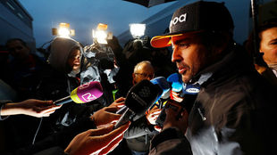 Alonso, con la prensa en Montmel hoy.