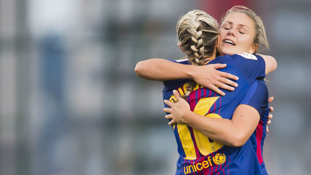 Toni Duggan y Lieke Martens se abrazan tras conseguir un gol en...