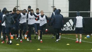 Los jugadores del Valencia, durante el entrenamiento de esta tarde.