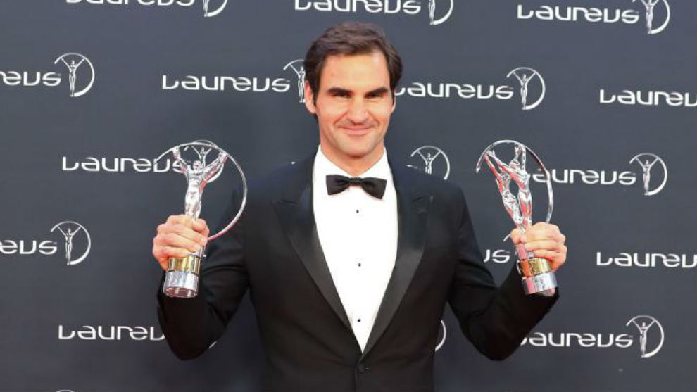 Roger Federer posa con sus premios deportistas Laureus