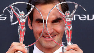Roger Federer posa con sus dos Laureus.