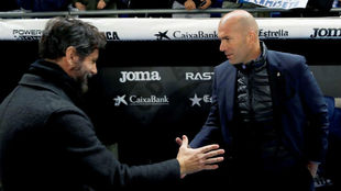 Quique saluda a Zidane antes del encuentro.