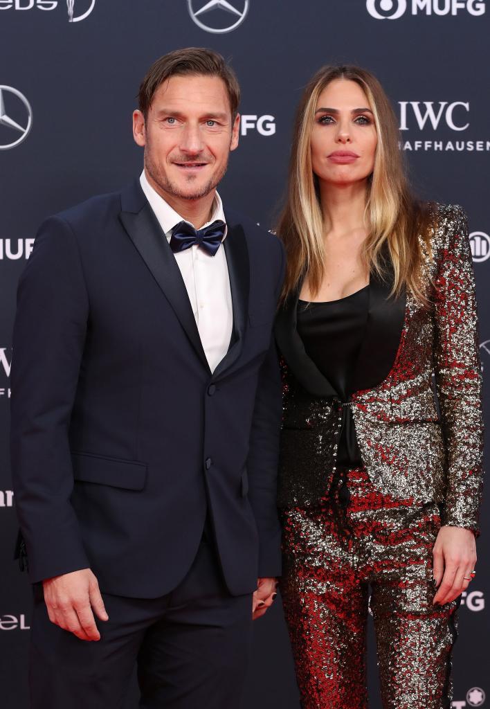 El exfutbolista italiano Francesco Totti (i) posa con su esposa Ilary...