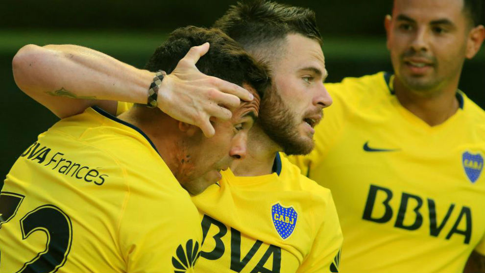 Jugadores de Boca celebran un gol de Tevez.
