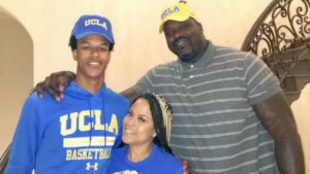 Shareef O'Neal, junto a sus padres, con indumentaria de UCLA.