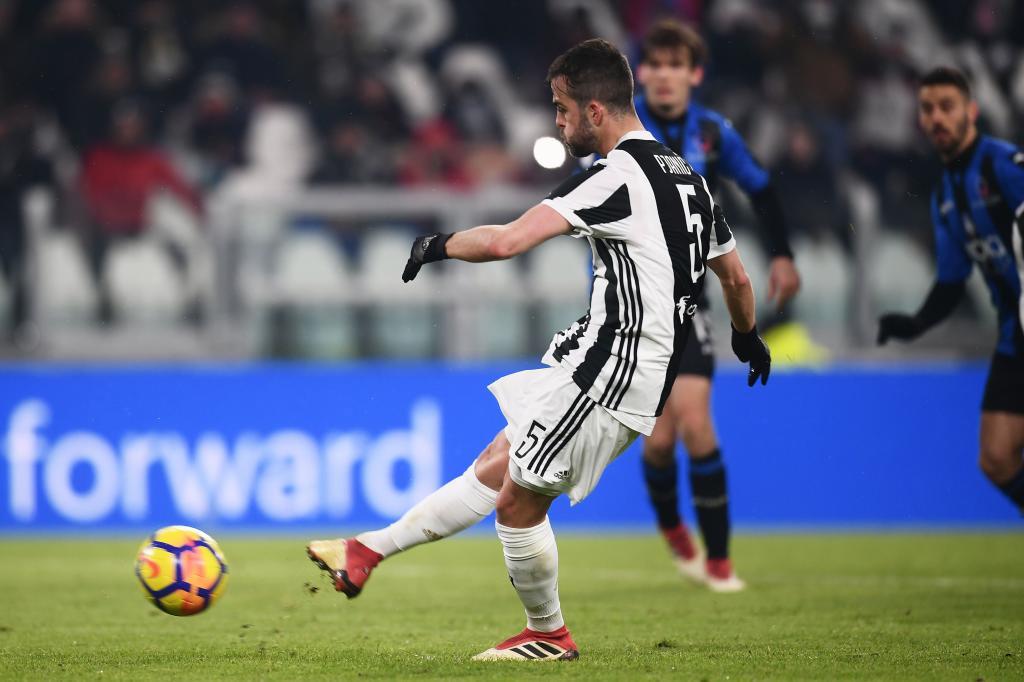 Pjanic marca, de penalti, el 1-0 para la Juventus.