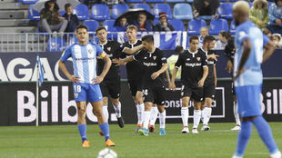 Los jugadores del Sevilla celebrando el gol de Correa.