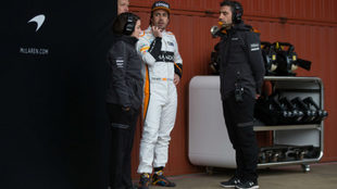 Alonso, en la puerta de su box.