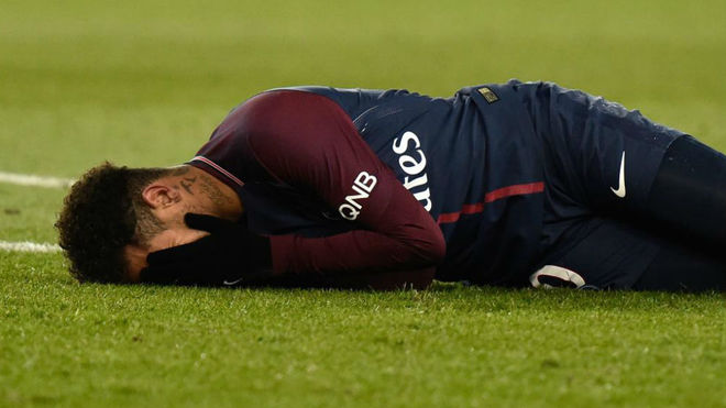 Neymar Jr., desconsolado en el csped nada ms lesionarse.