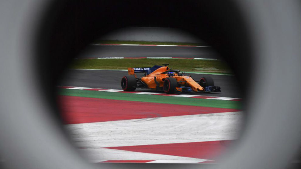 Alonso, sobre su McLaren, en el Circuit.