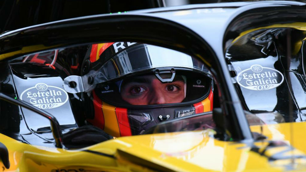 Carlos Sainz, sobre su Renault, en Barcelona.