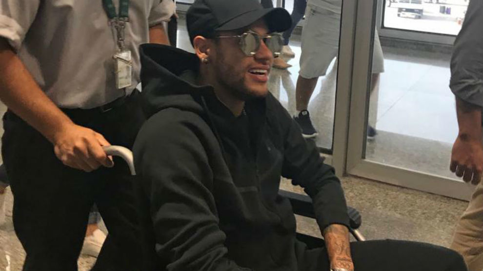 Neymar a su llegada a Ro de Janeiro para ser operado.