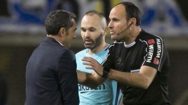 Mateu Lahoz habla con Valverde ante Iniesta