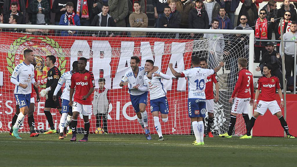 Los jugadores del Tenerife celebran un gol en el Nou Estadi la pasada...