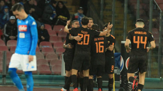 Los jugadores de la Roma celebra uno de los goles de Dzeko.