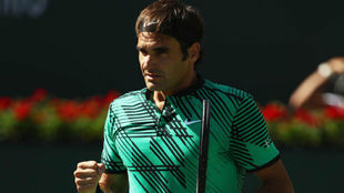 Federer levanta el puo