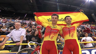 Albert Torres (izquierda) y Sebastin Mora celebran su plata en el...