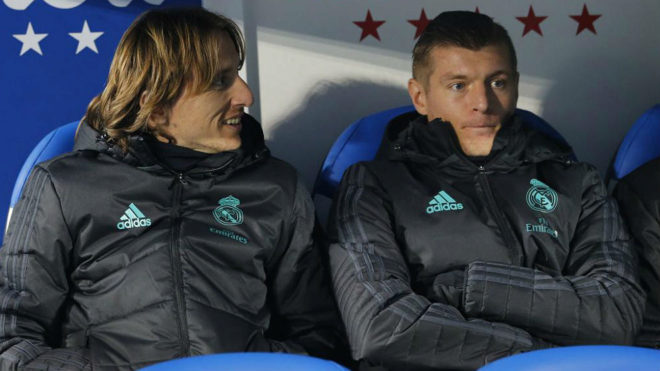 Kroos y Modric, en el banquillo, durante un partido del Madrid