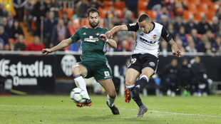 Rodrigo dispara a puerta ante Amat para hacer el 1-0 del Valencia.