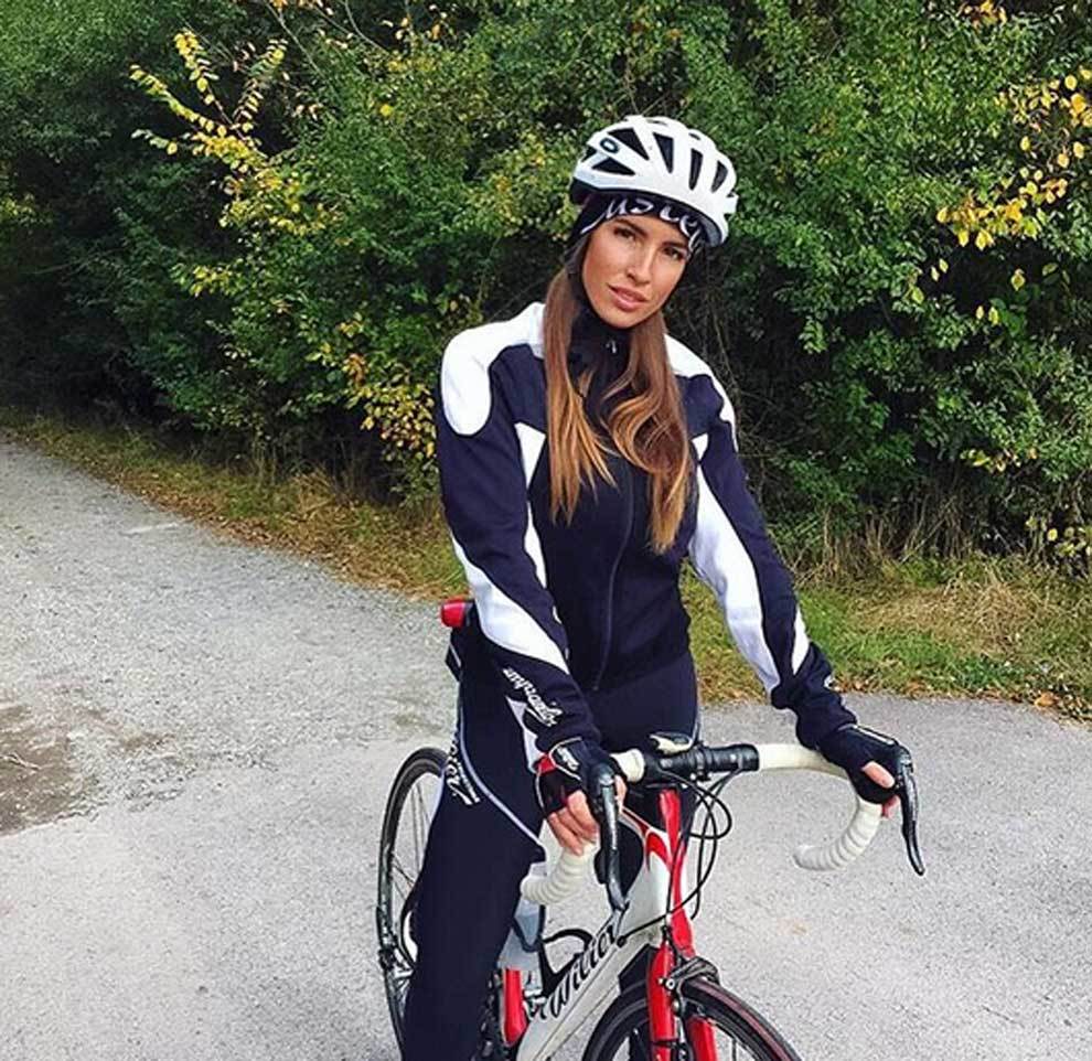 La ya exciclista Lucia Javorcekova ha dejado el ciclismo para trabajar...