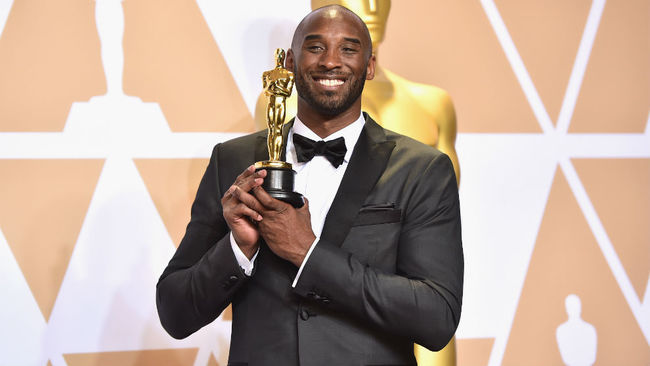 Kobe Bryant posa con su premio Oscar