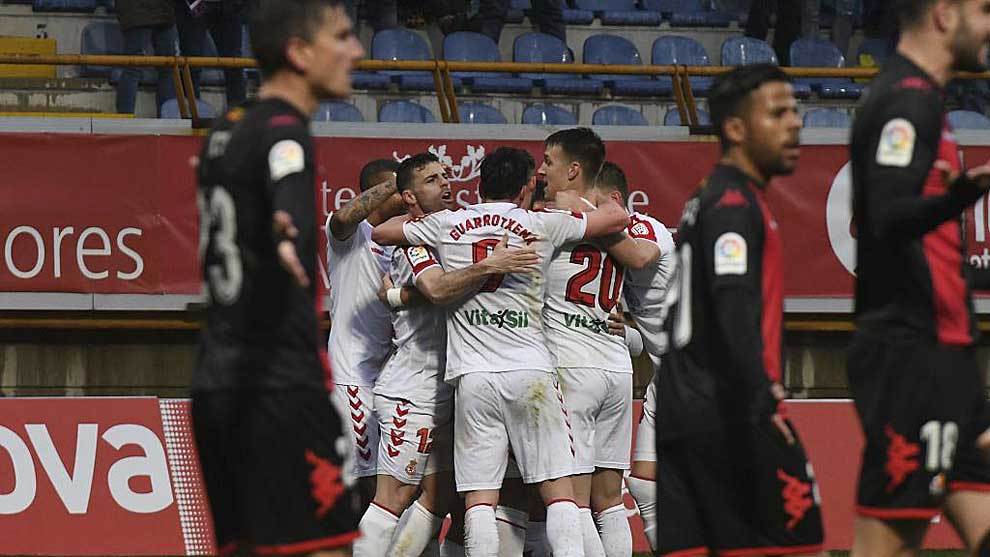 Los jugadores de la Cultural celebran uno de sus dos goles al Reus