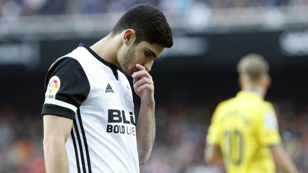 Guedes con un gesto serio en un partido de Liga con el Valencia.