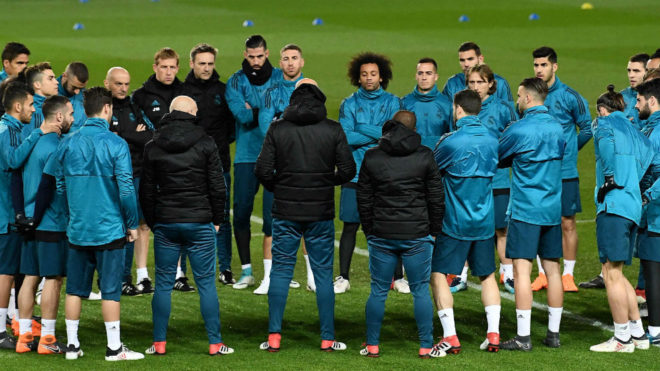 Zidane, dando instrucciones a sus jugadores.