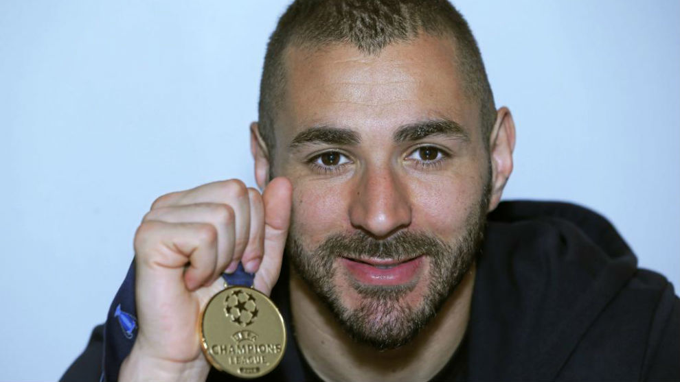 Benzema posa con la medalla de la Champions