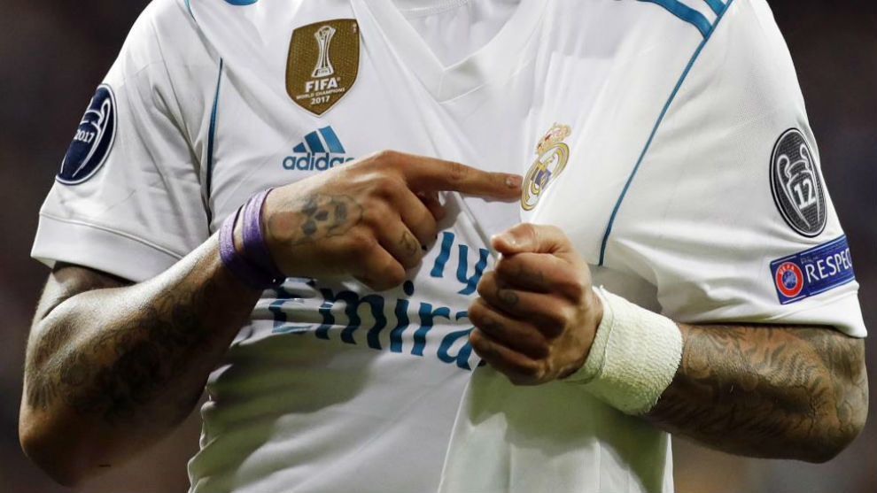 Marcelo seala el escudo del Madrid tras marcar un gol
