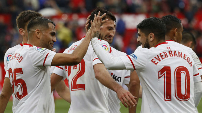 Los jugadores del Sevilla celebran uno de los goles al Athletic.