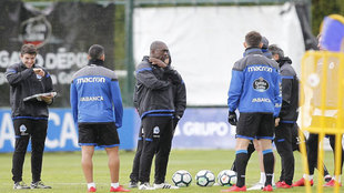 Seedorf durante el entrenamiento con sus jugadores