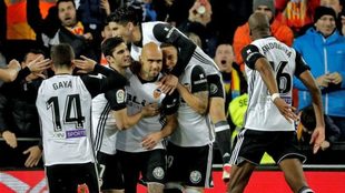 Los jugadores del Valencia celebran el gol de Simone Zaza ante el...
