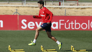 Jess Navas, en un entrenamiento con el Sevilla.