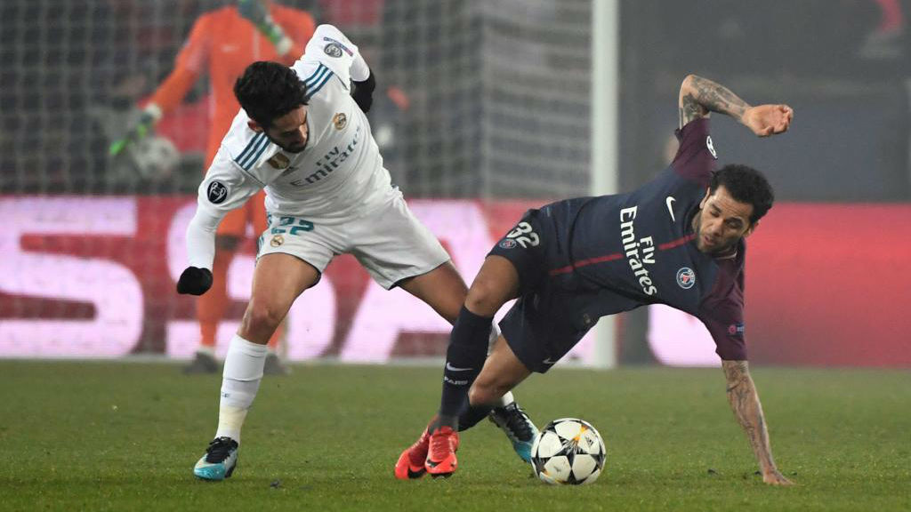 Dani Alves en un choque con Isco durante el PSG vs Real Madrid