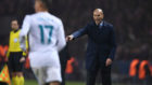 Zidane hace una indicacin durante el partido en el Parque de los...