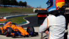 Fernando Alonso mira su coche tras quedarse parado antes de la subida...