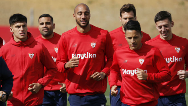 Los jugadores del Sevilla se entrenan este mircoles.