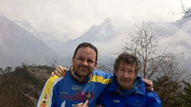 Junto a Carlos Soria en el Himalaya con el Everest al fondo