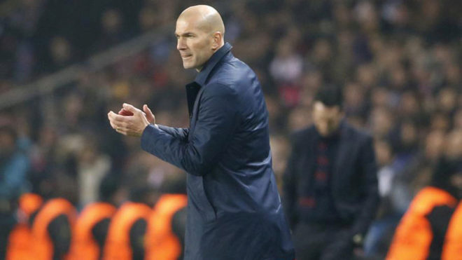 Zidane aplaude a los suyos con Emery al fondo.