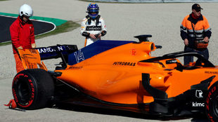 Fernando Alonso, ante el MCL33.