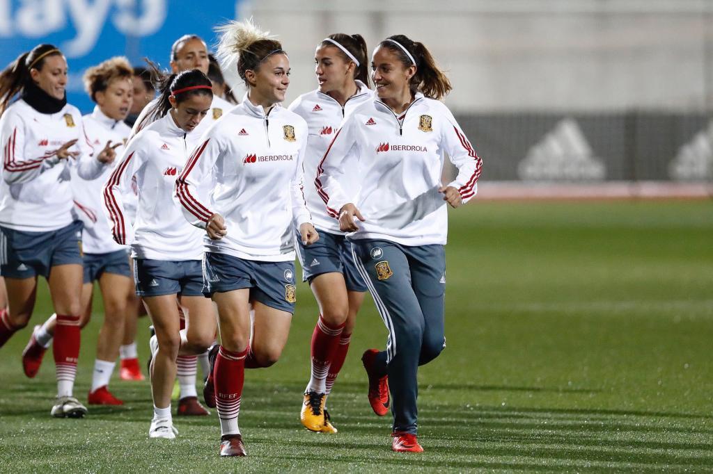 Entrenamiento de la selección femenina de fútbol.