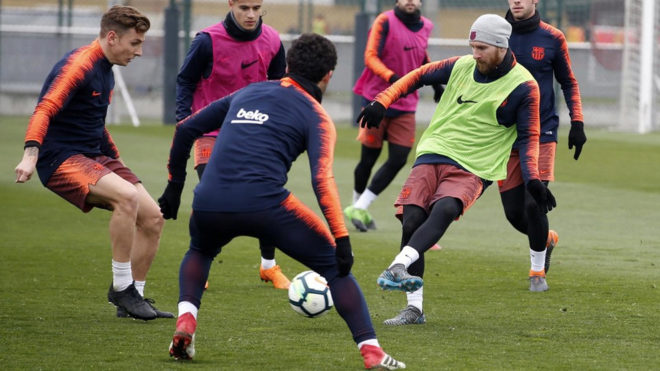 Messi toca el baln durante el entrenamiento del jueves.