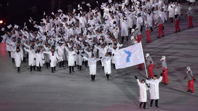 Corea del Norte y del Sur desfilando juntas en los Juegos Olmpicos...