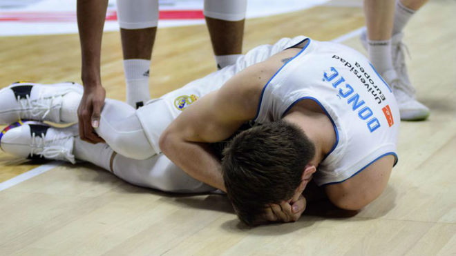 Luka Doncic tendido en el suelo tras recibir un golpe contra el Burgos
