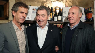 Eddy Merckx, este viernes en Bilbao con Peio Ruiz Cabestany y Javier...