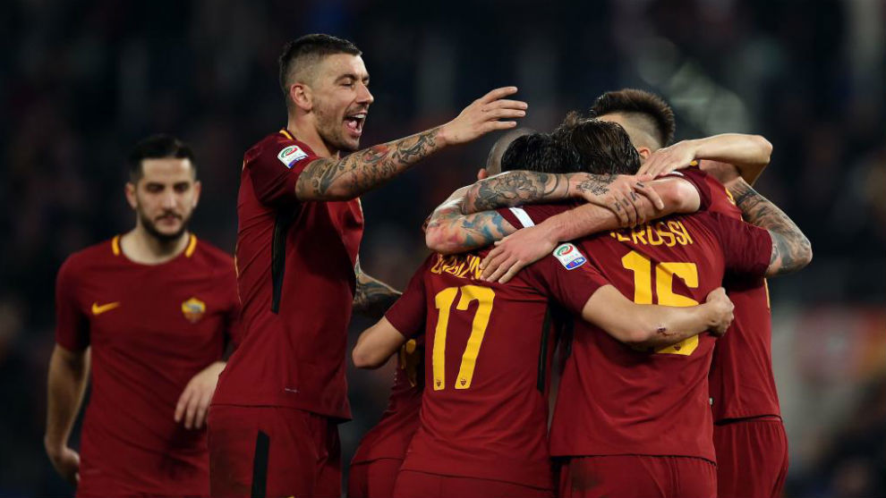 Los jugadores de la Roma arropan a De Rossi tras marcar el 2-0 de la...