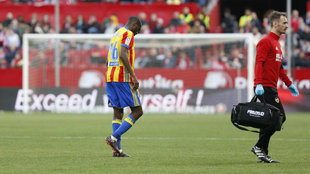Kondogbia se retira lesionado en el partido contra el Sevilla.