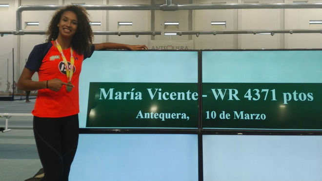 María Vicente posa junto al marcador que recoge la plusmarca mundial